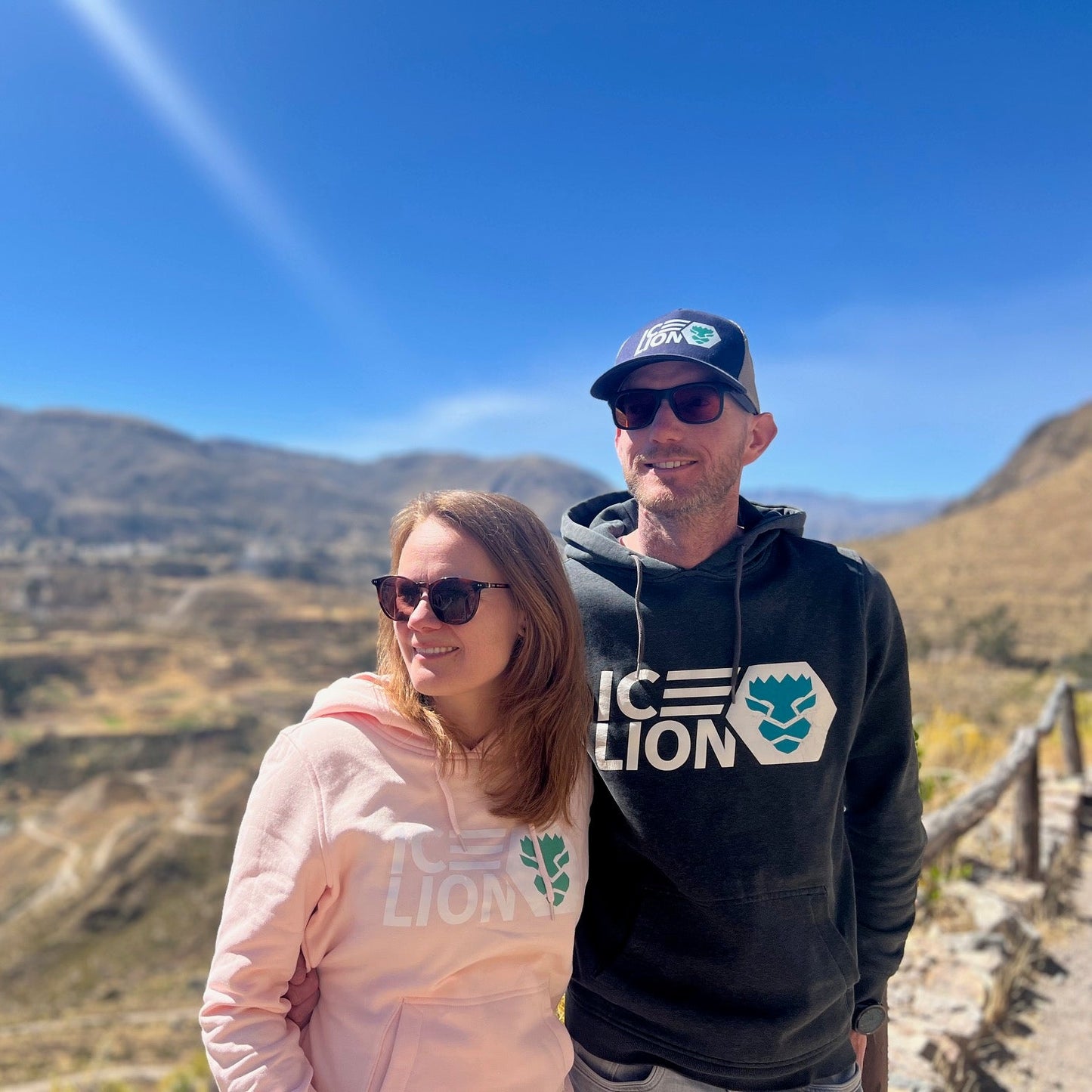 ICELIONESS Package - Hoodie & WonderWater Sportsbottle